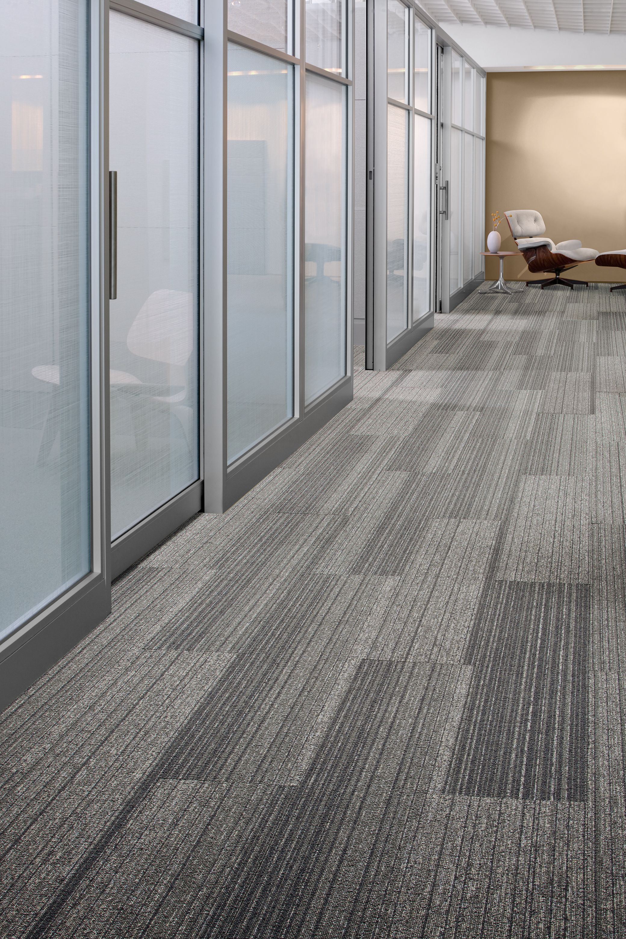 Interface Shiver Me Timbers plank carpet tile in office corridor numéro d’image 10