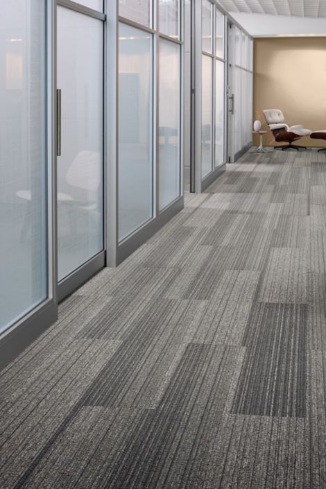 Interface Shiver Me Timbers plank carpet tile in office corridor imagen número 7