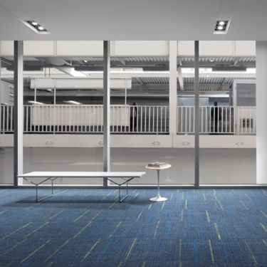 Interface Sidetrack carpet tile in lobby space with bench imagen número 1