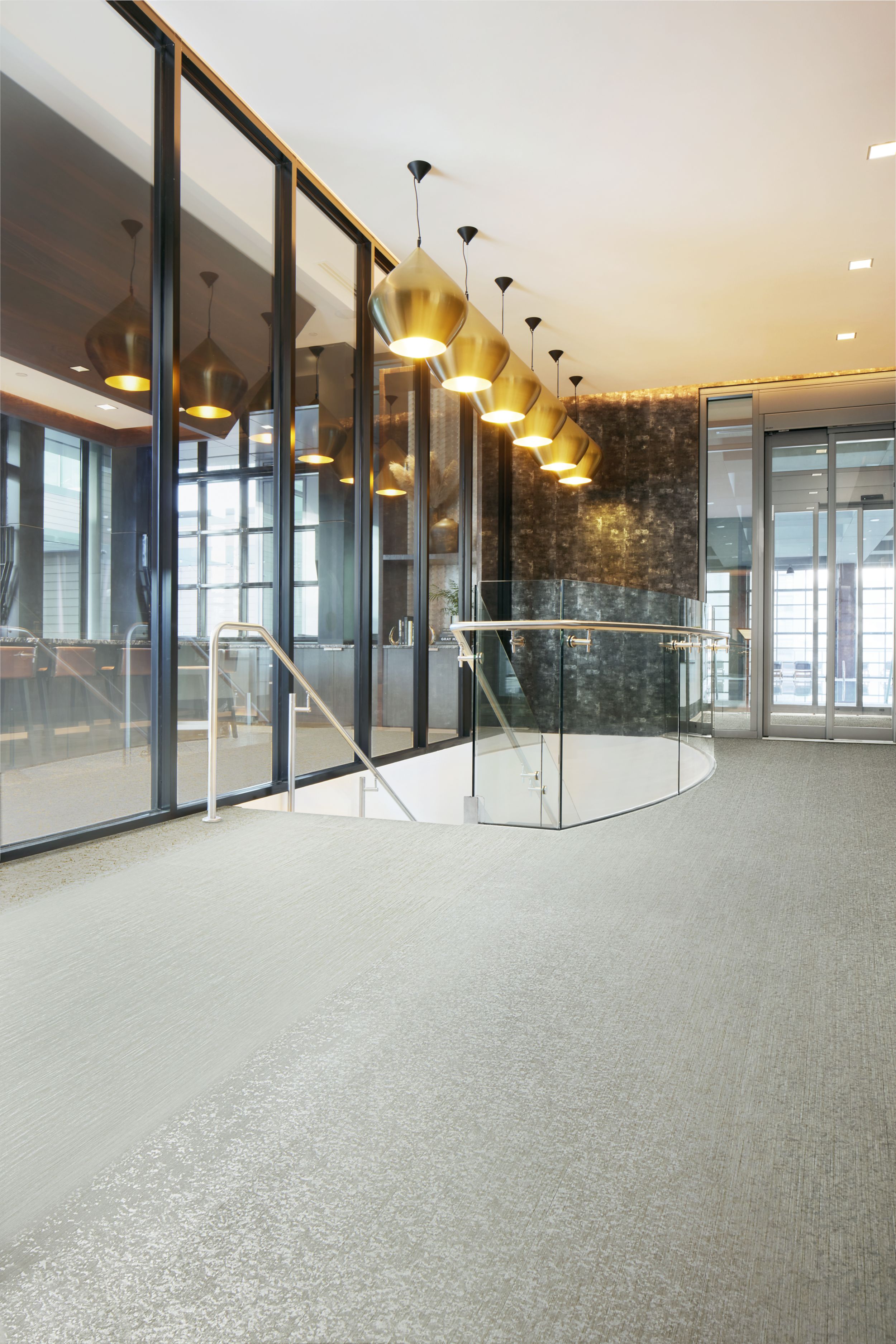 Interface Dither Silk LVT with Silk Age LVT and Shantung LVT in a hallway numéro d’image 4