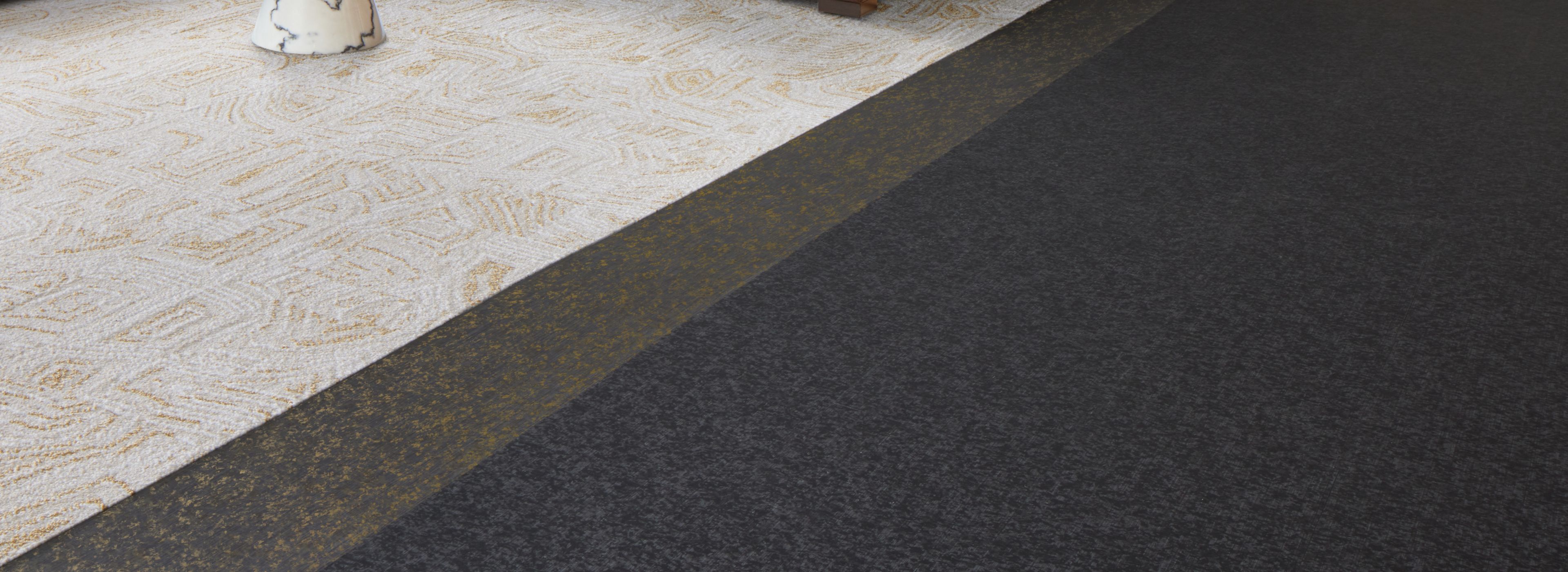 Interface Silk Age LVT with FLOR Anthracite carpet tile in lobby numéro d’image 1