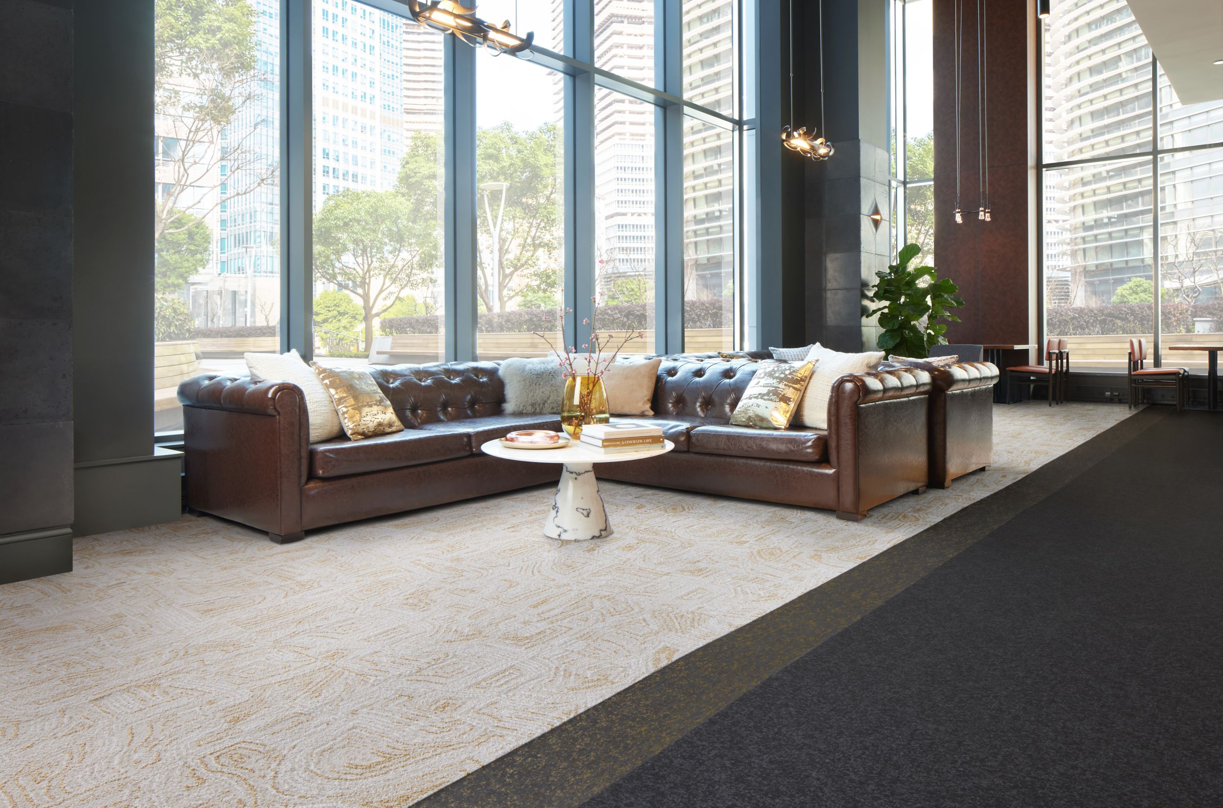 Interface Silk Age LVT with FLOR Anthracite carpet tile in lobby imagen número 1