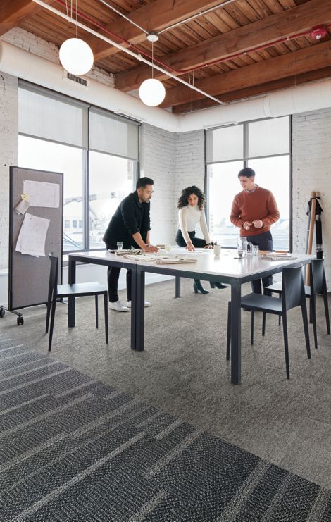 Interface Simple Sash and Tokyo Texture plank carpet tile in work area with table  imagen número 3