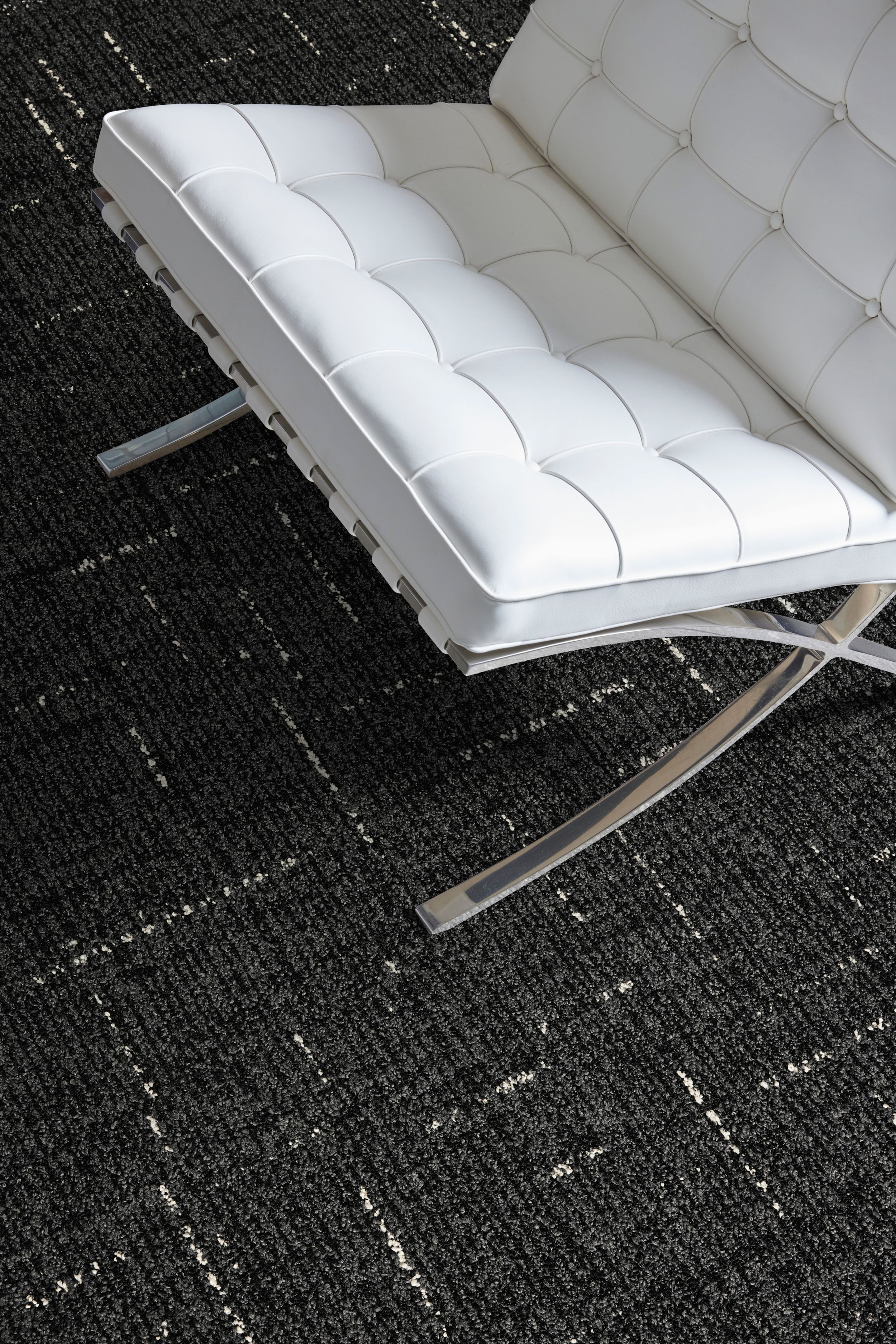 Interface Simple Does It carpet tile close-up with white Barcelona chair afbeeldingnummer 5