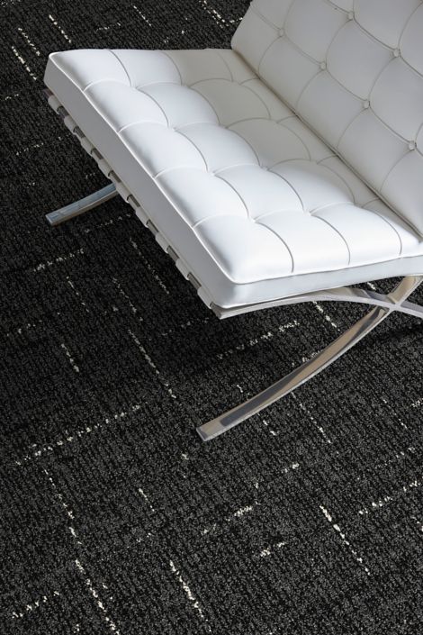 Interface Simple Does It carpet tile close-up with white Barcelona chair afbeeldingnummer 5