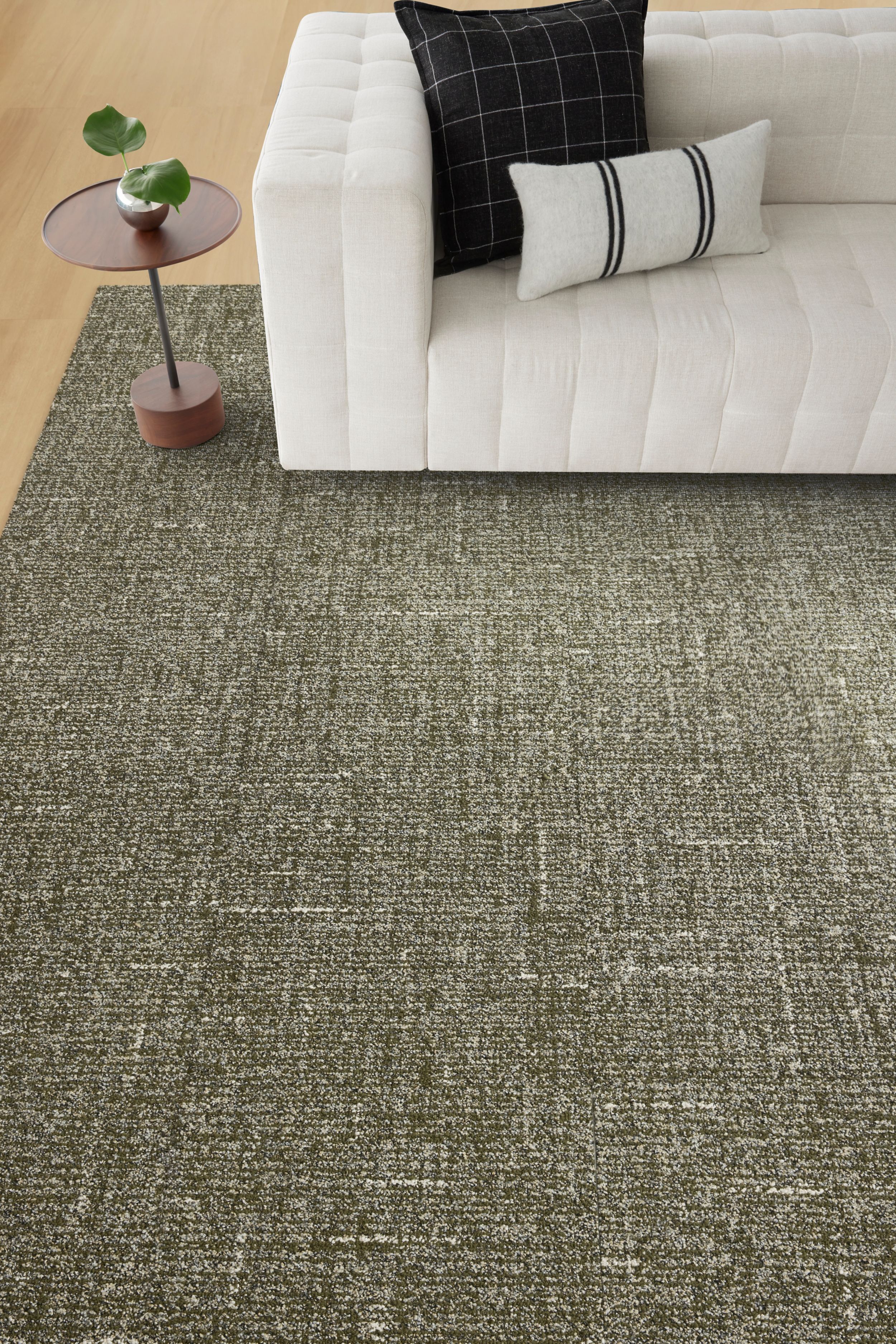 Interface Simple Does It carpet tile with On Grain plank LVT in seating area afbeeldingnummer 3