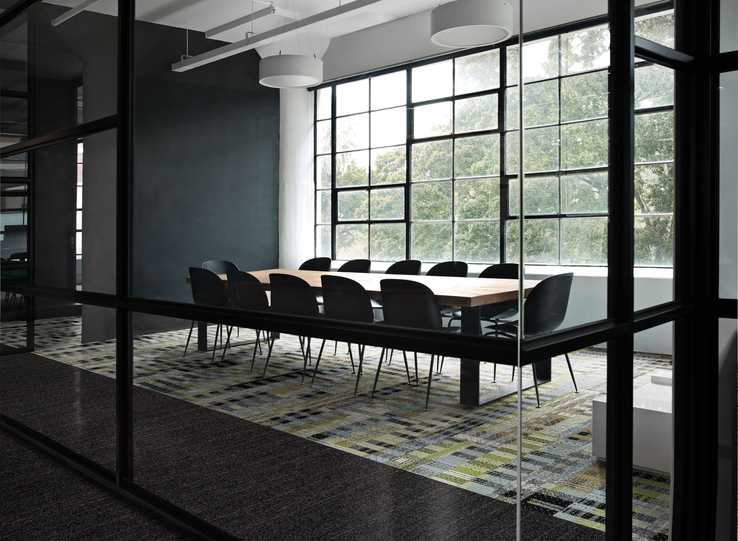 Interface Social Fabric and Drawn Thread plank carpet tile in meeting room imagen número 4