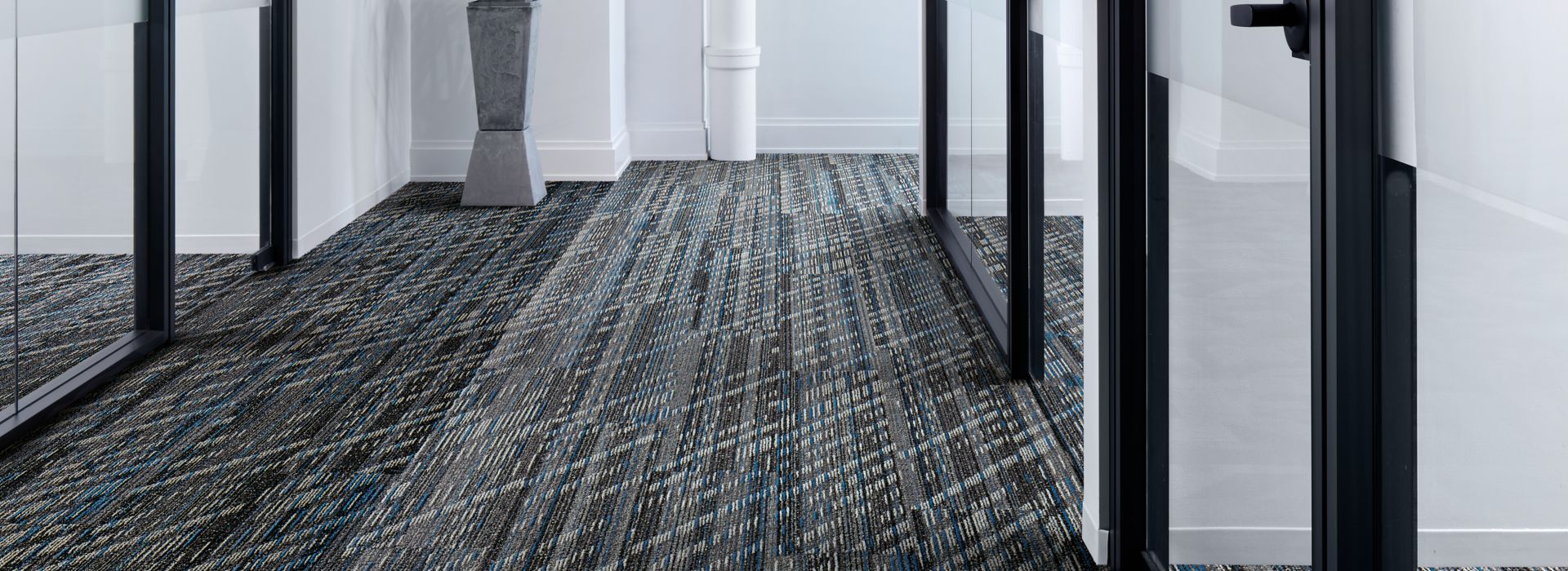 Interface Soft Glow plank carpet tile in office hallway imagen número 2