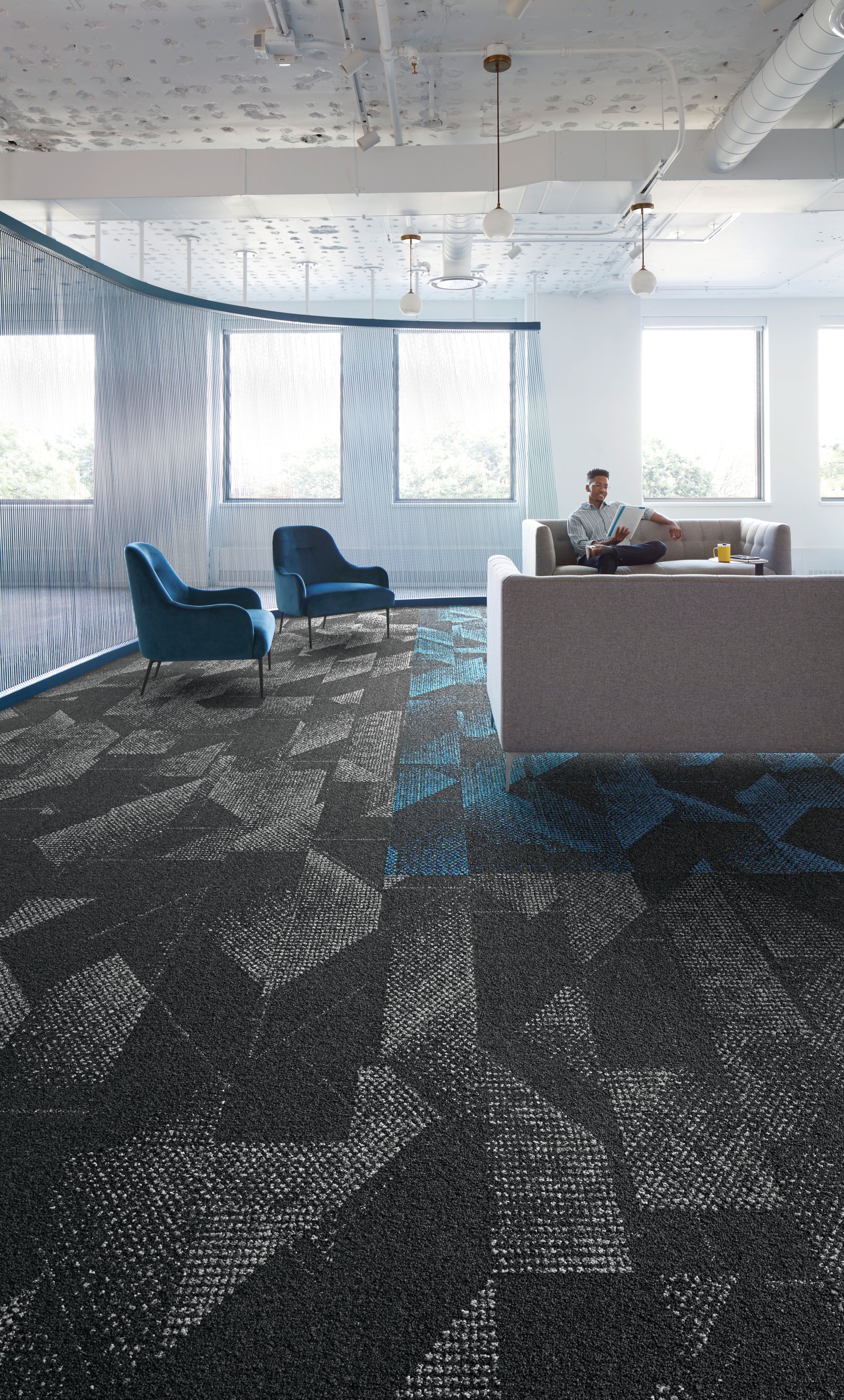 Interface Spandrel plank carpet tile in common area with couches and chairs  numéro d’image 5