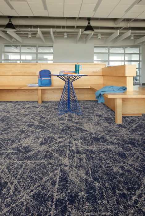 Interface Cosmic Web carpet tile in seating area with small table imagen número 2