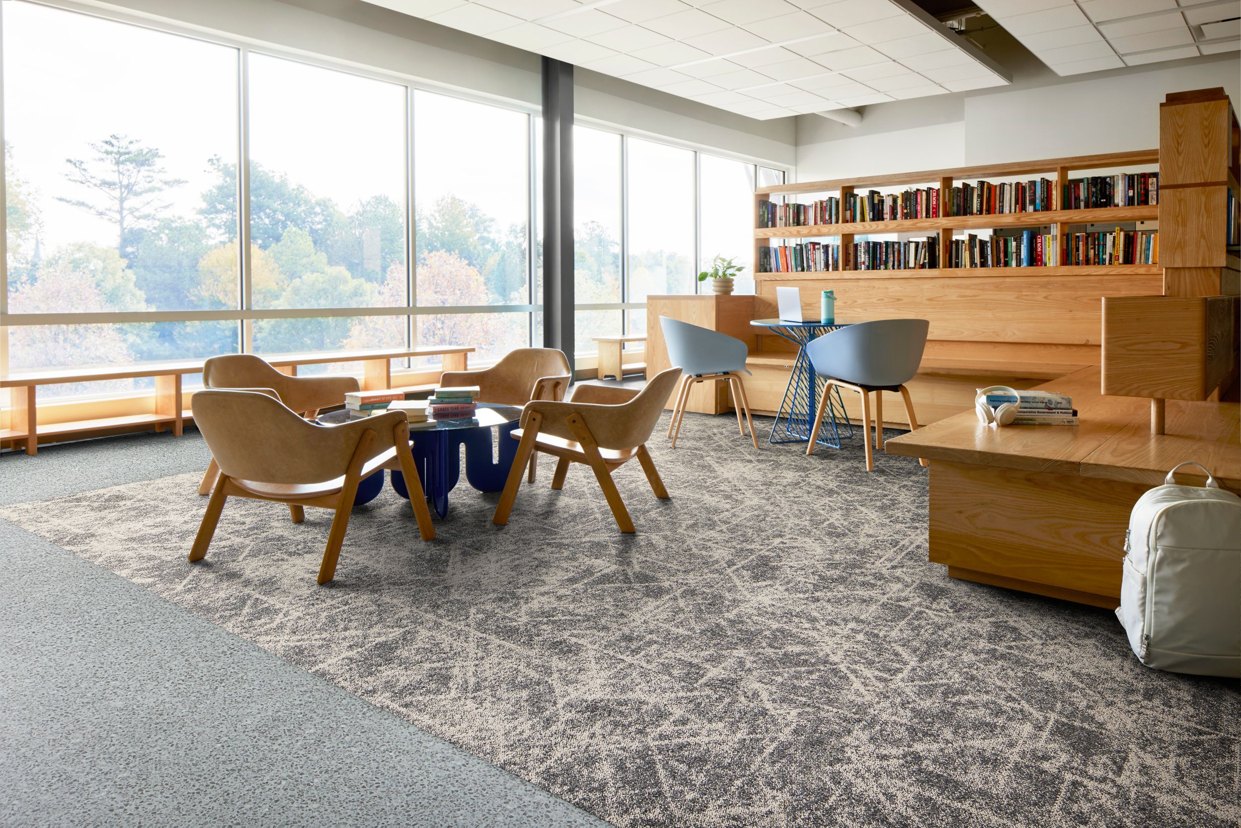 Interface Cosmic Web carpet tile with In the Mix LVT in workplace collaborative space imagen número 3