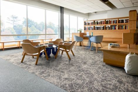 Interface Cosmic Web carpet tile with In the Mix LVT in workplace collaborative space imagen número 3
