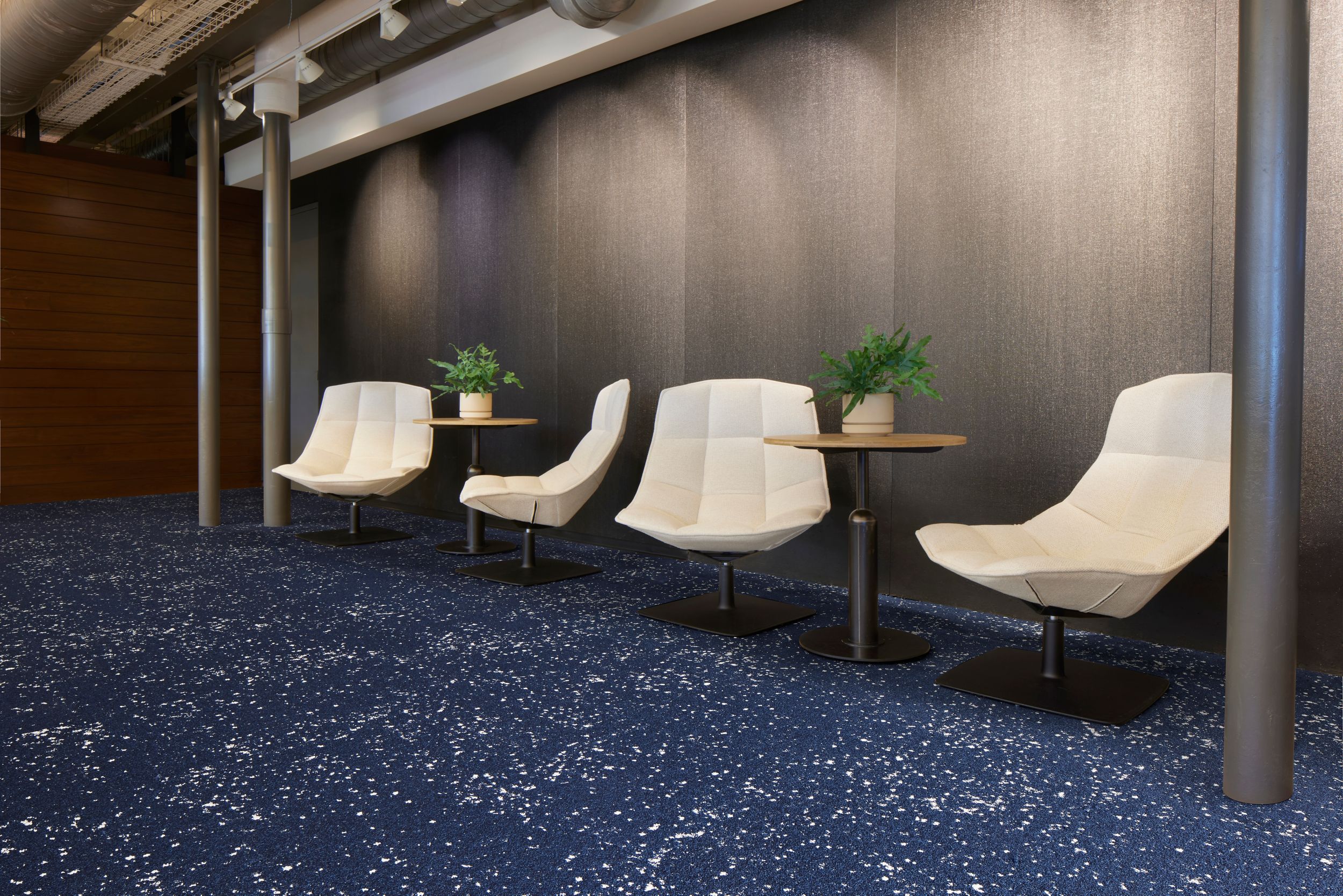 Interface Lunar Landing carpet tile in waiting area with small tables and Jehs and Laub lounge chairs imagen número 3