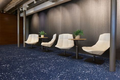 Interface Lunar Landing carpet tile in waiting area with small tables and Jehs and Laub lounge chairs imagen número 3