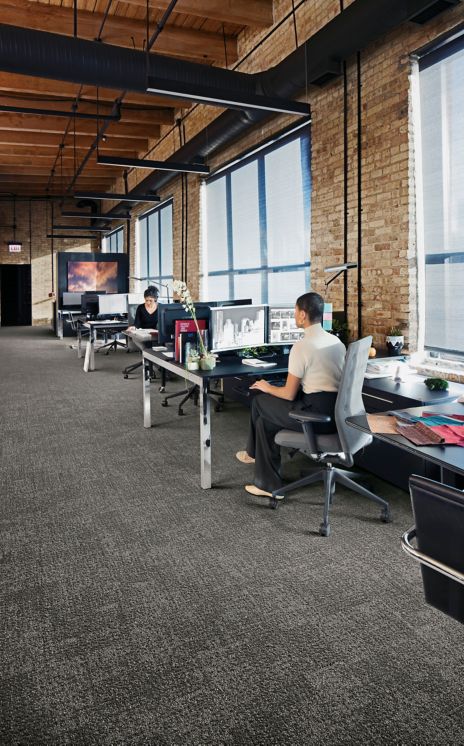 Interface Step in Time carpet tile shown with office cubicles and brick walls afbeeldingnummer 8
