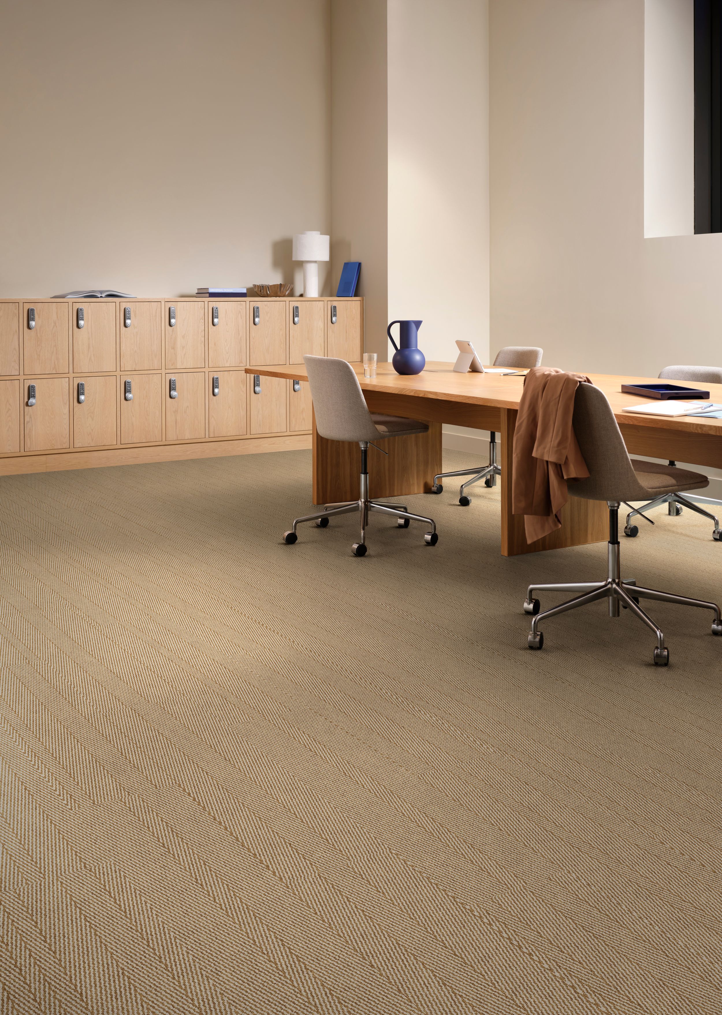 Interface Stitch in Time plank carpet tile in workplace meeting room num&eacute;ro d&rsquo;image 2