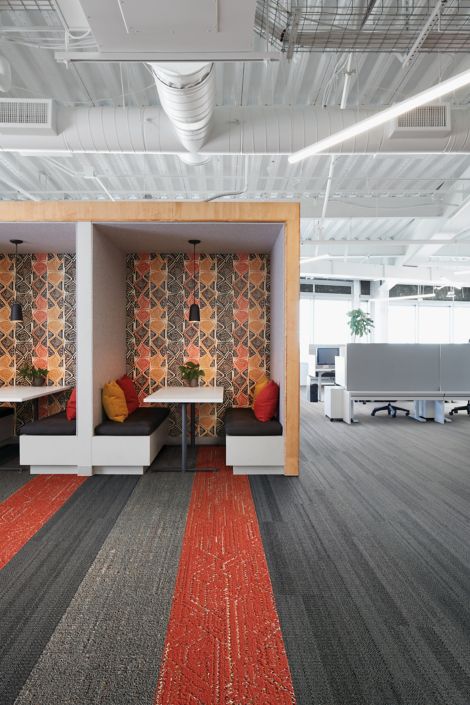 Interface Stitchery, Static LInes, and Circuit Board plank carpet tile in meeting area with booths imagen número 3