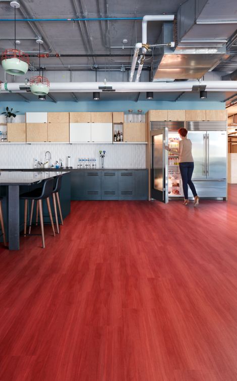 Interface Studio Set LVT in corporate kitchen setting numéro d’image 4