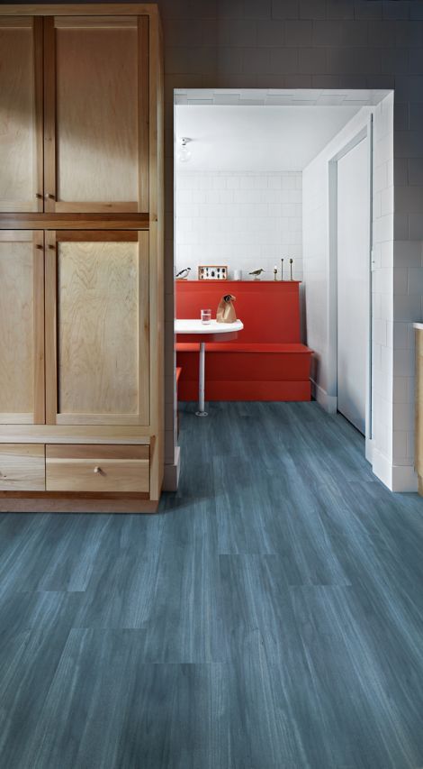 Interface Studio Set LVT in seating area with couch and large cabinet num&eacute;ro d&rsquo;image 3