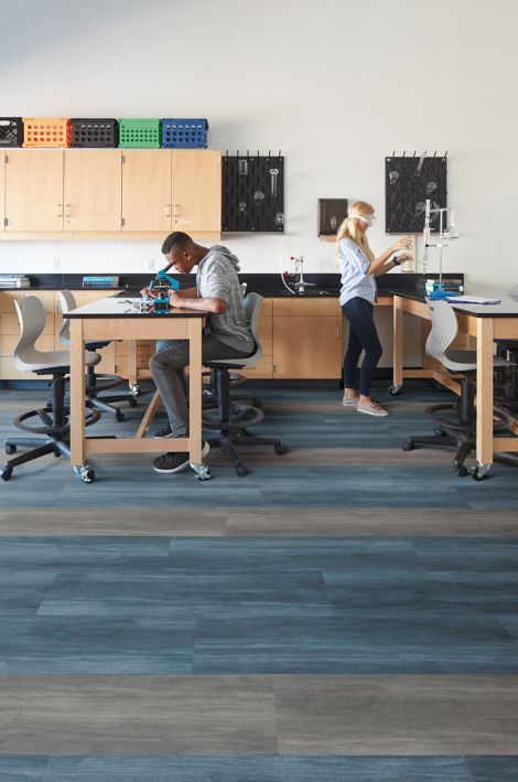 Interface Studio Set LVT in chemistry lab  image number 3