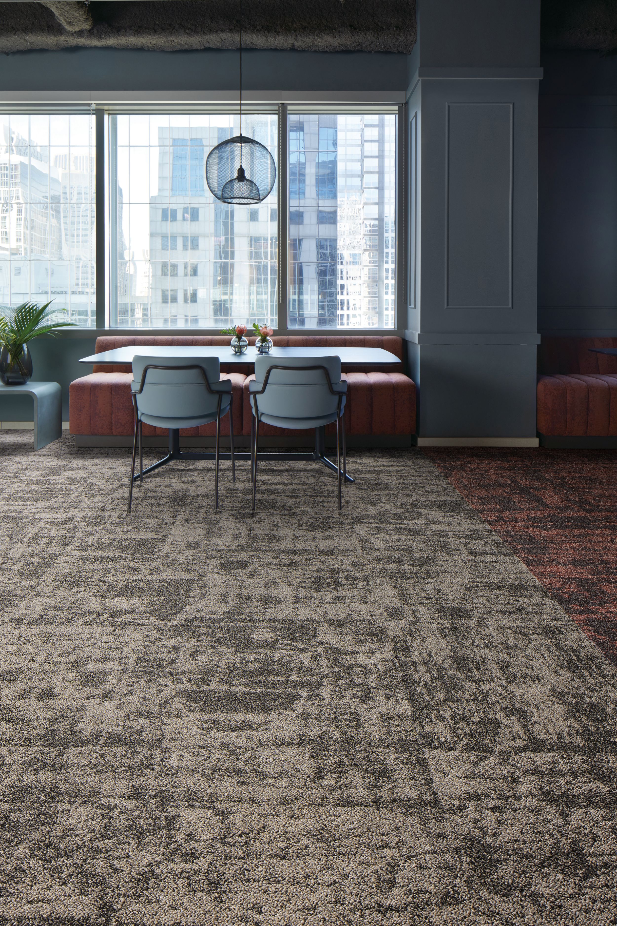 Interface Stunt Double carpet tile in dining area with table and chairs numéro d’image 1