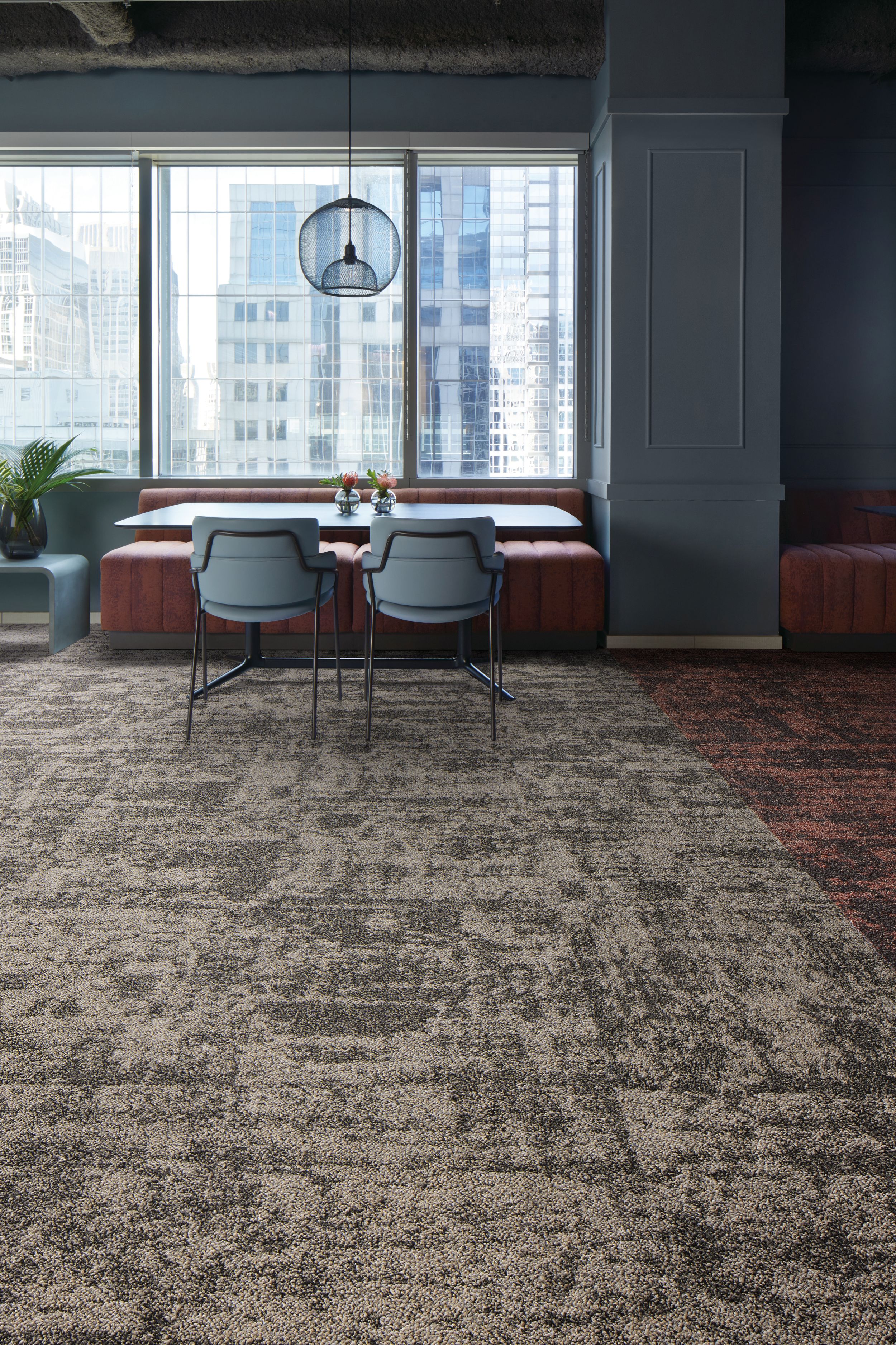 Interface Stunt Double carpet tile in dining area with table and chairs imagen número 1