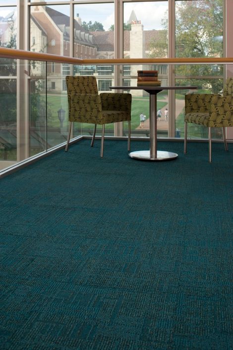 Interface Syncopation carpet tile in seating area with table, two chairs and glass walls numéro d’image 4