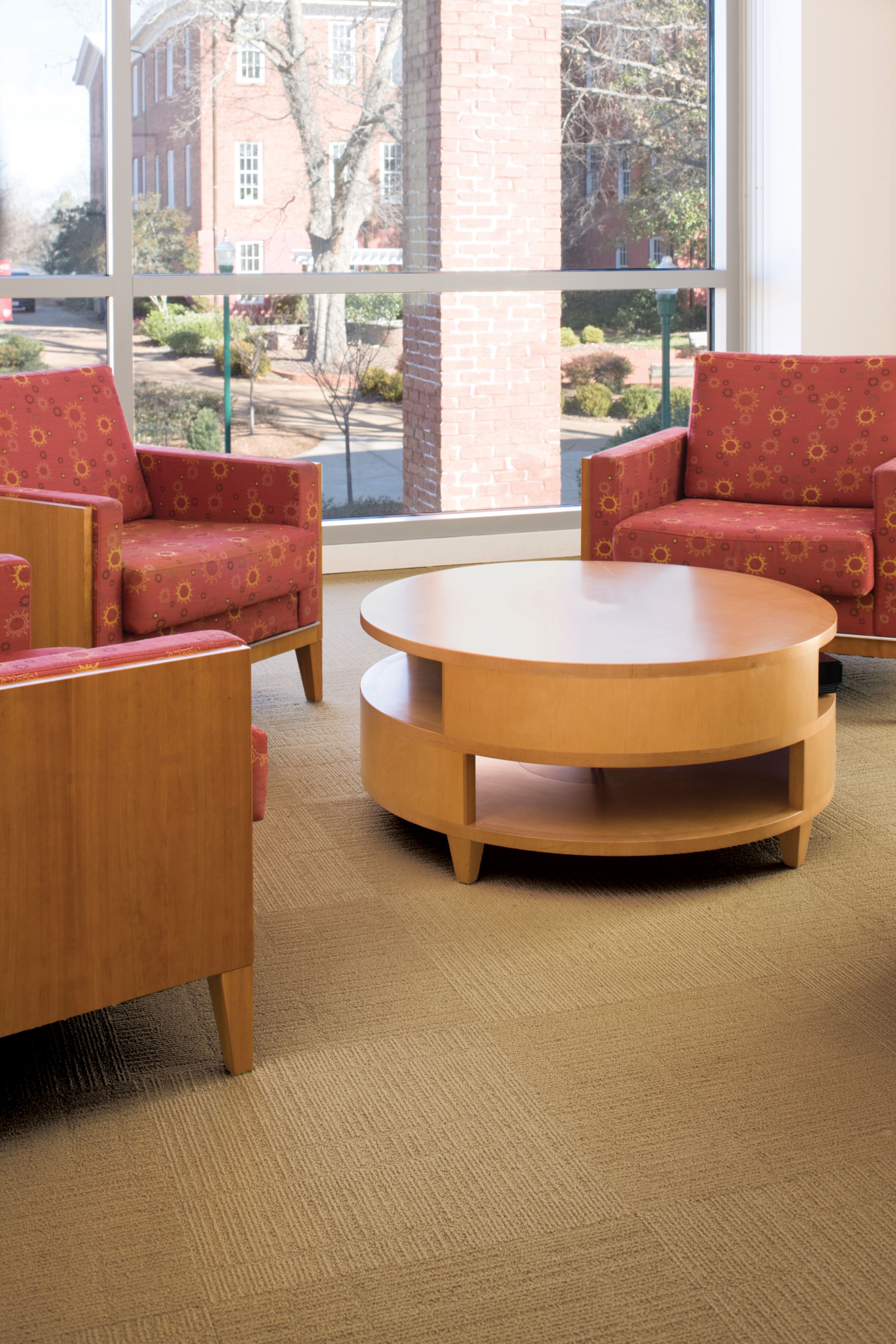 Interface Syncopation carpet tile in seating area with three chairs and round table imagen número 3