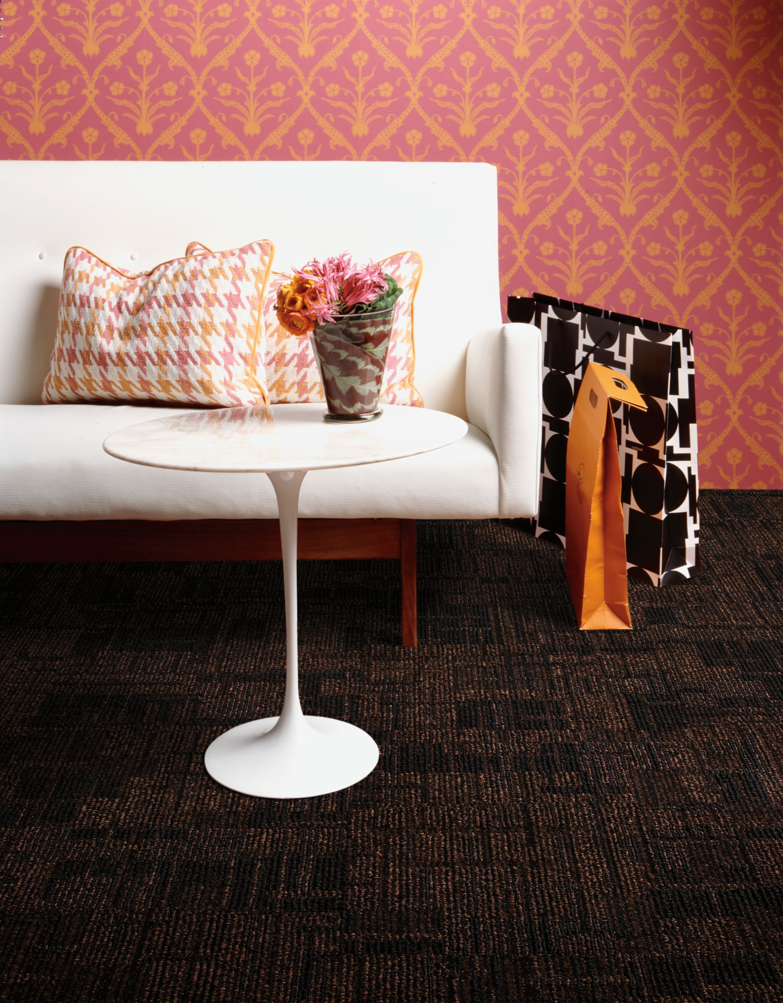 Interface Syncopation carpet tile with couch and pink wallpaper imagen número 1
