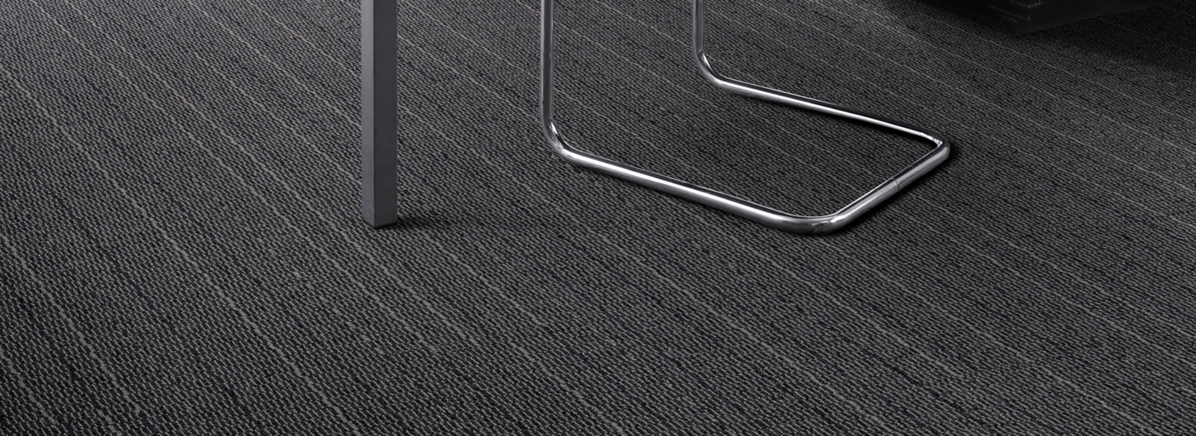 Interface Tangled & Taut carpet tile in private office imagen número 1