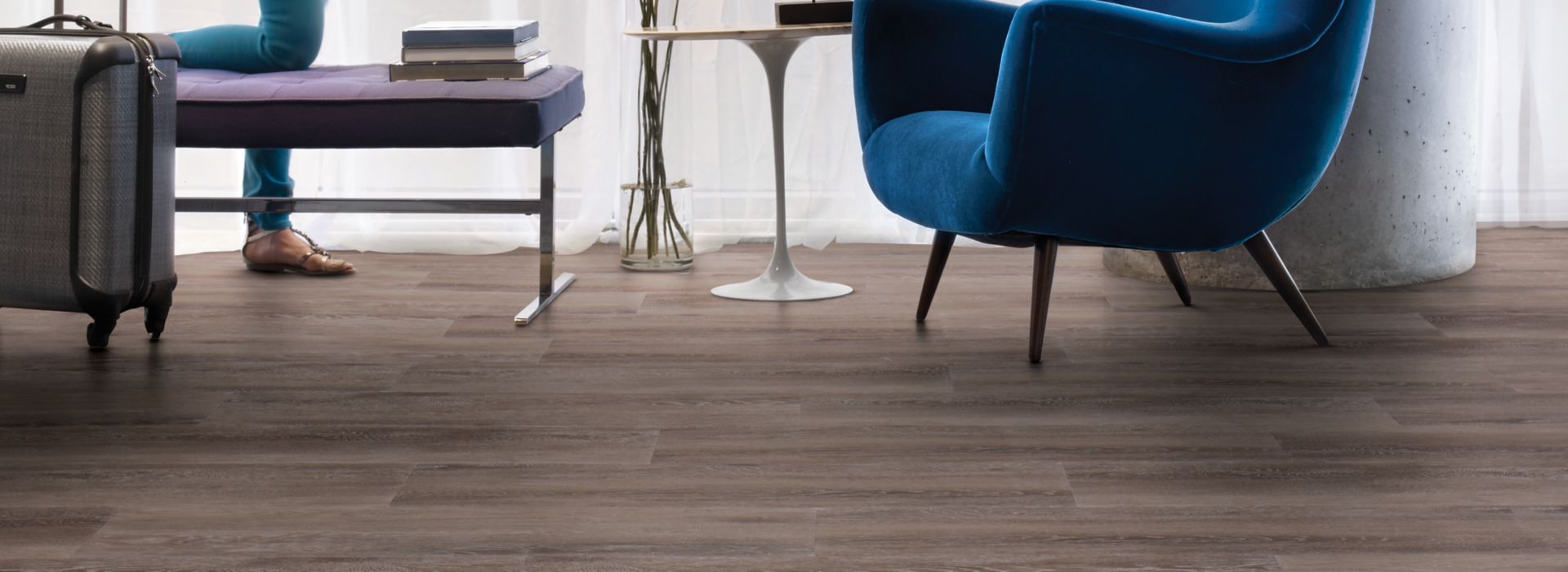 Interface Textured Woodgrains LVT in lobby setting with table and chair afbeeldingnummer 2