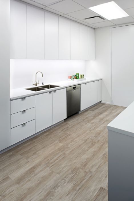 Interface Textured Woodgrains LVT in kitchen area with sink imagen número 2