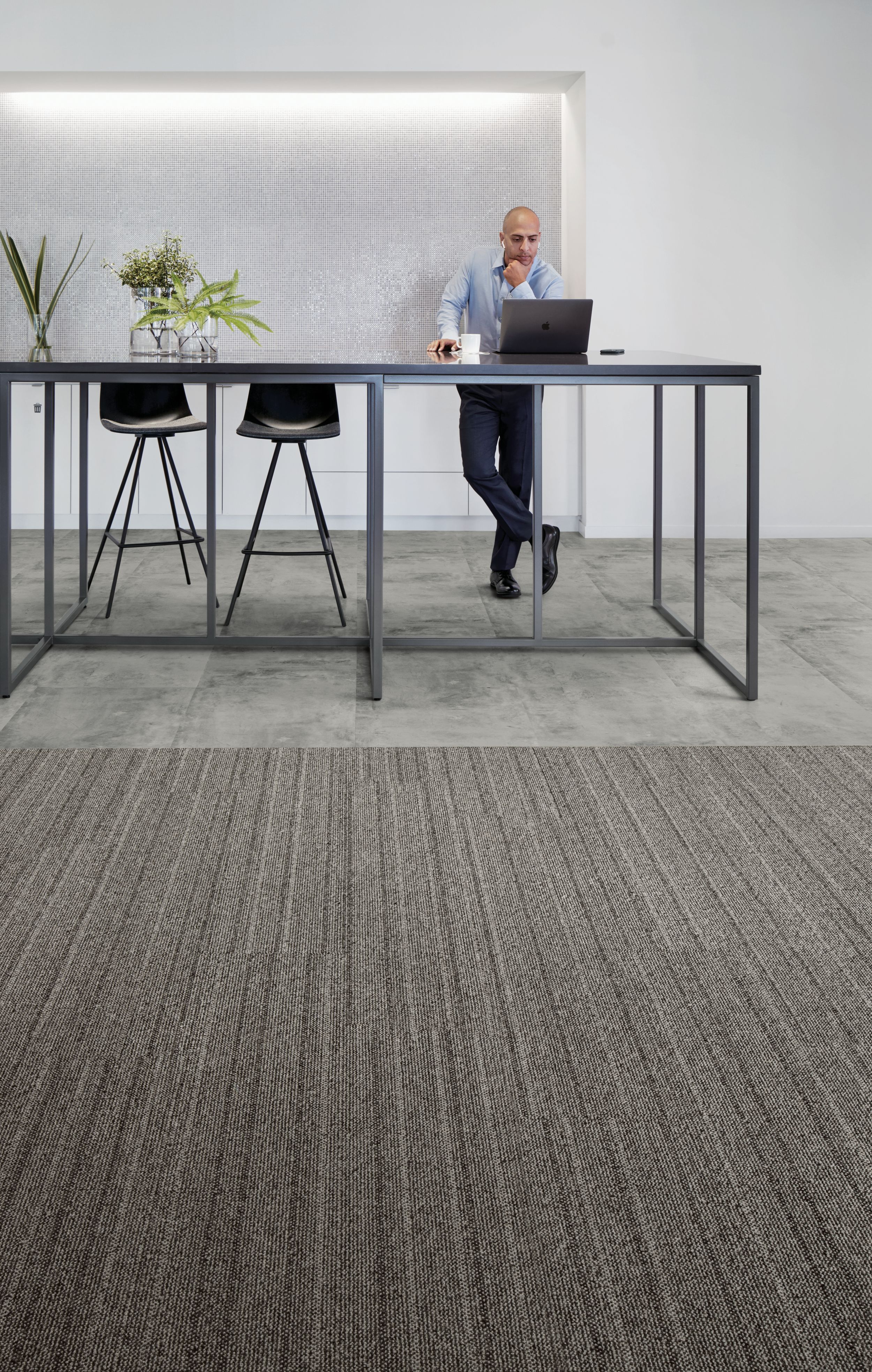 Interface WW860 plank carpet tile with Textured Stones LVT in office work space afbeeldingnummer 3