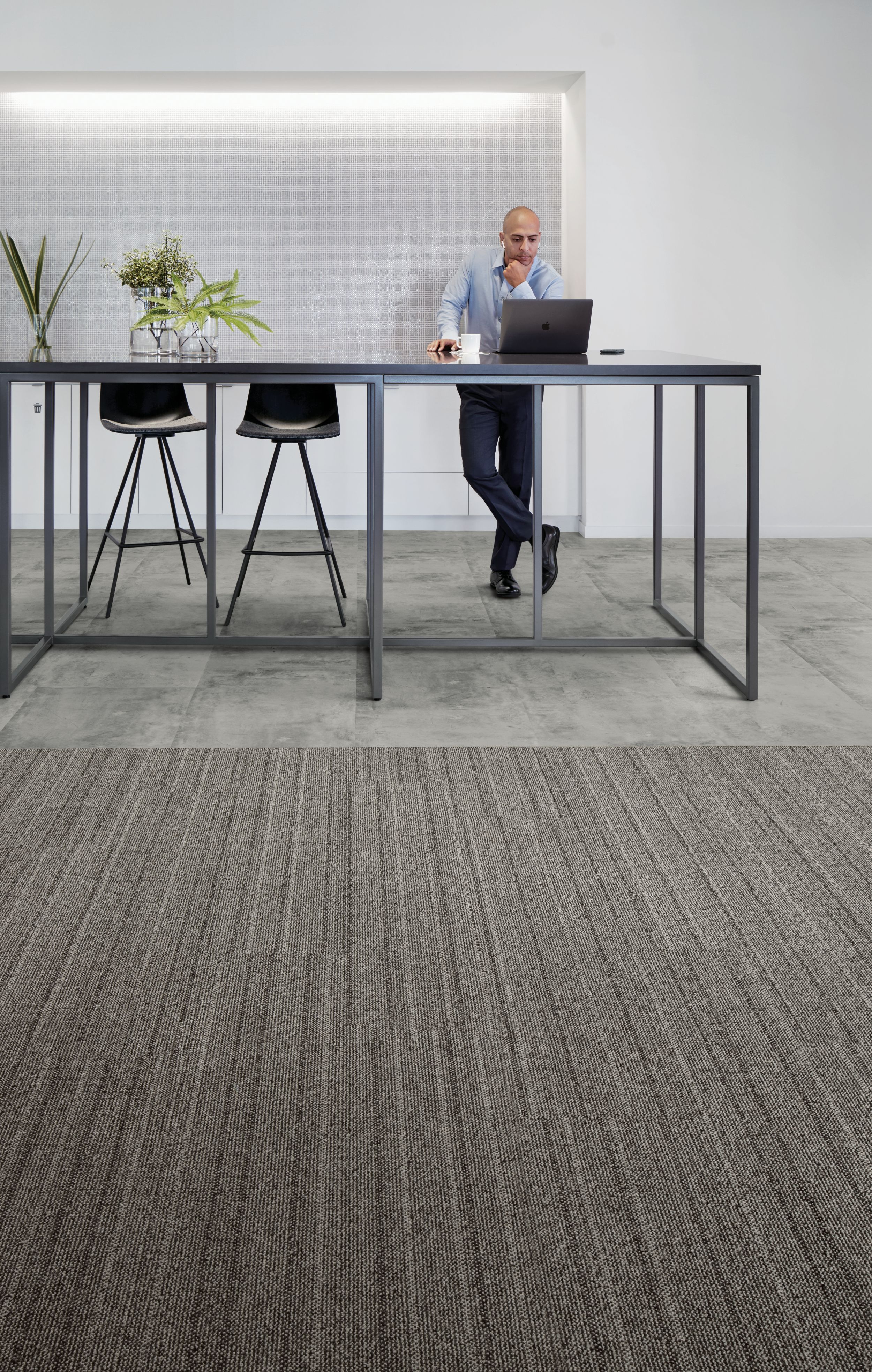 image Interface WW860 plank carpet tile with Textured Stones LVT in office work space numéro 3