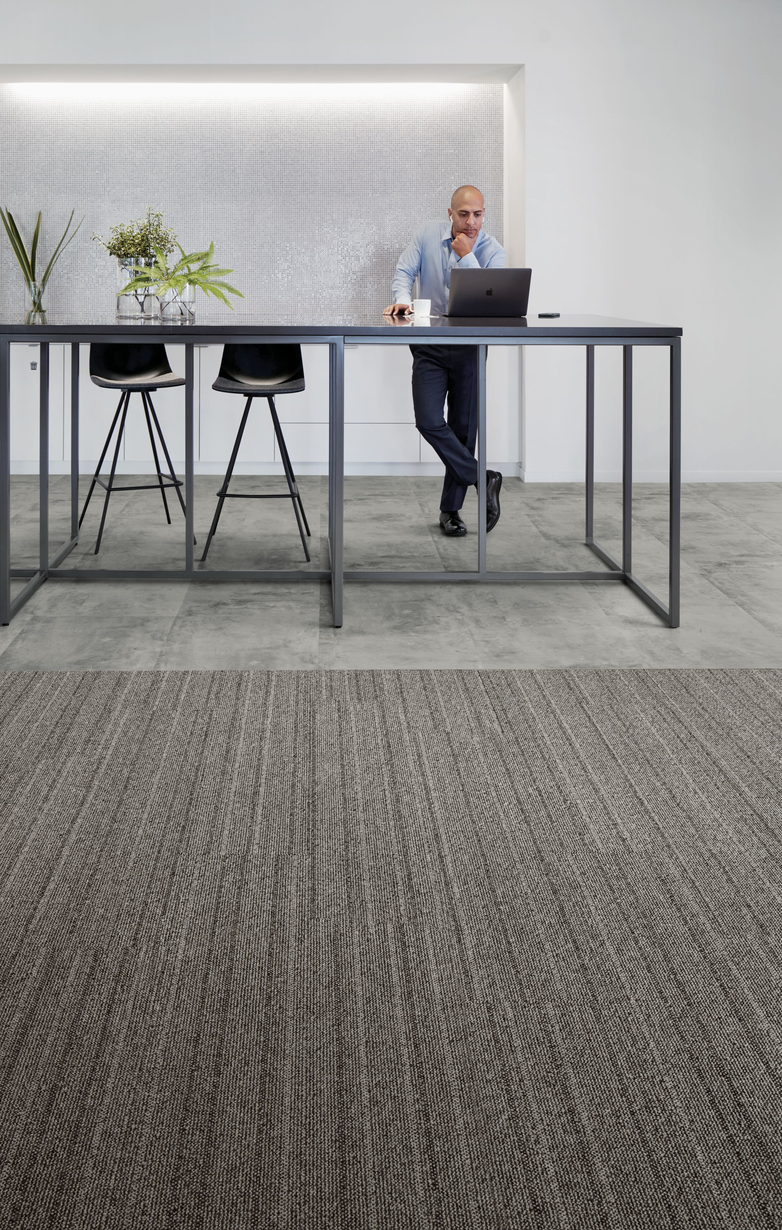 Interface WW860 plank carpet tile with Textured Stones LVT in office work space numéro d’image 4