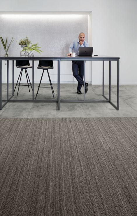 Interface WW860 plank carpet tile with Textured Stones LVT in office work space número de imagen 3