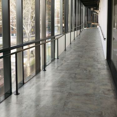 Interface Textured Stones LVT in corridor with railing Bildnummer 1