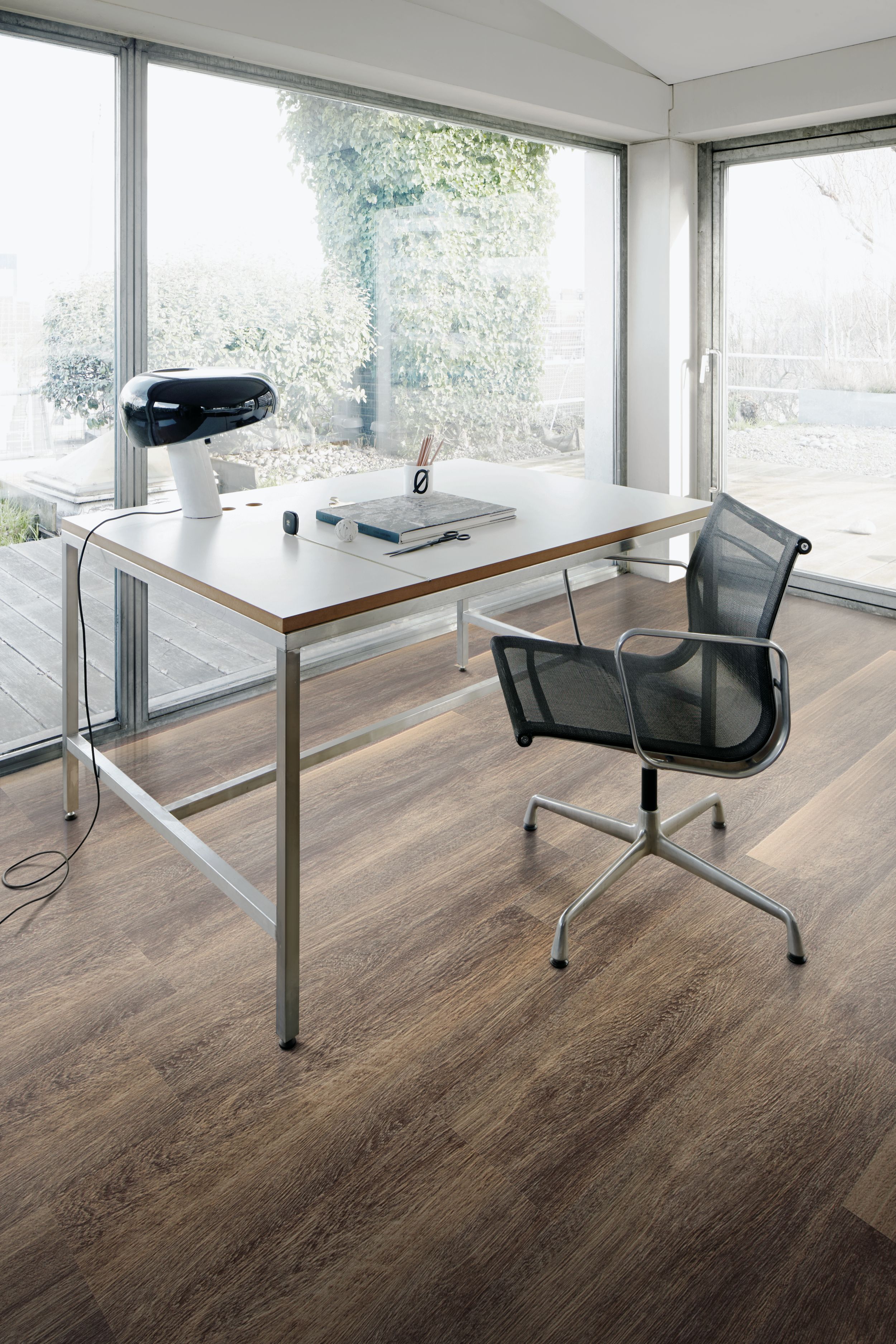 Interface Textured Woodgrains LVT in office with desk and rolling chair numéro d’image 2