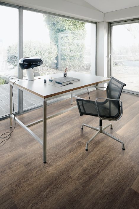 Interface Textured Woodgrains LVT in office with desk and rolling chair imagen número 2