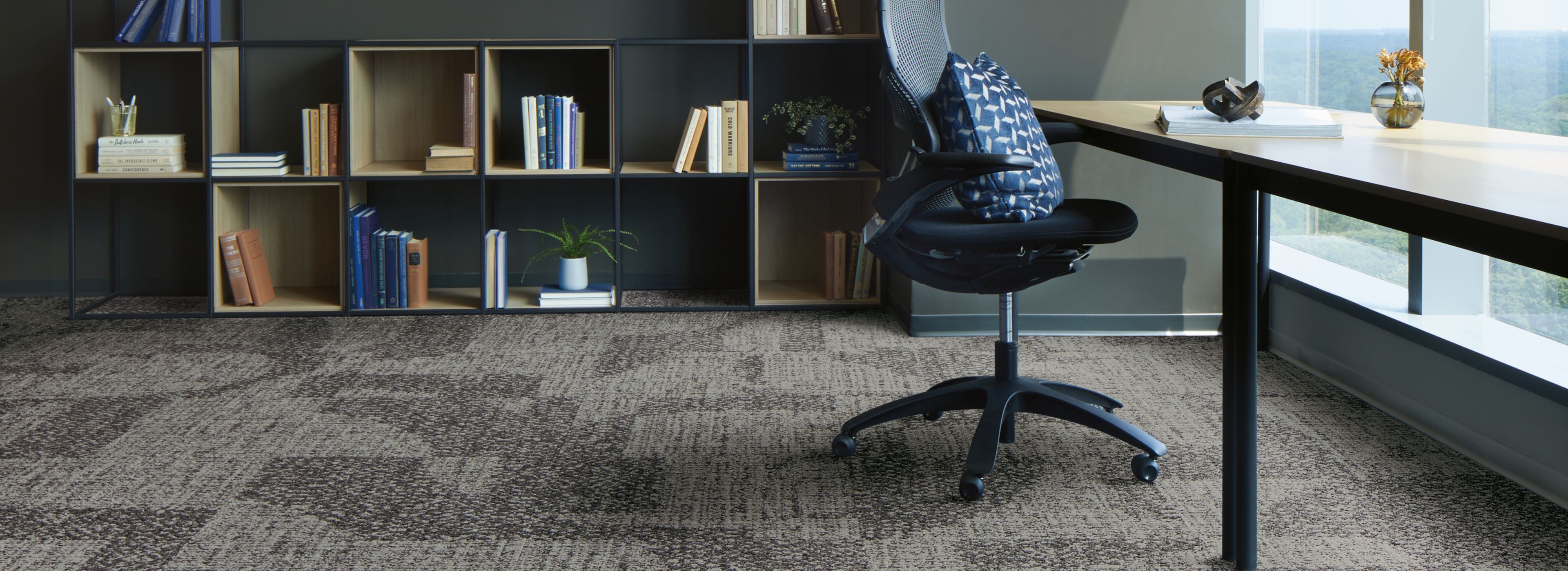 Interface Third Space 302 carpet tile in private office numéro d’image 1