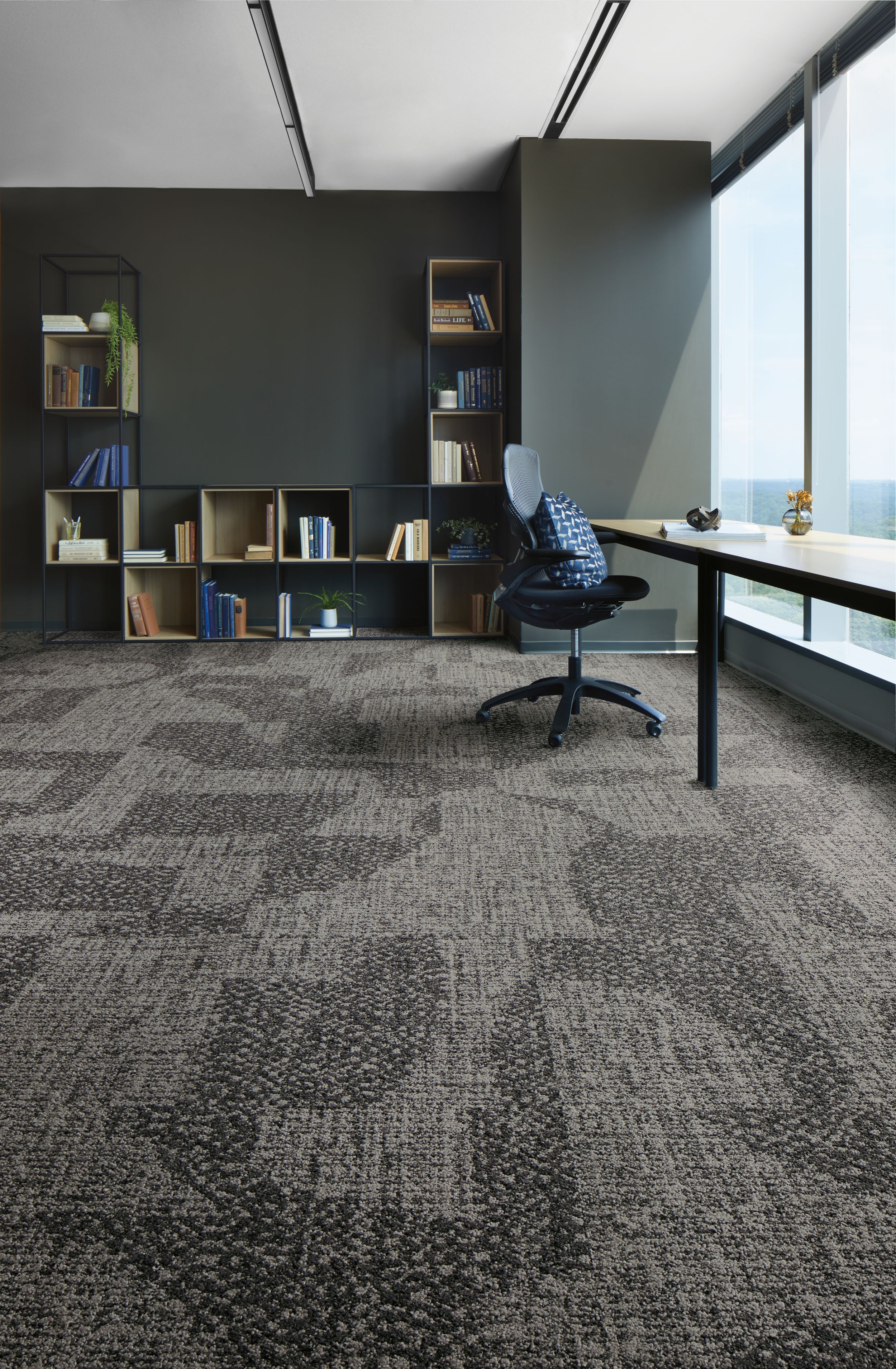 Interface Third Space 302 carpet tile in private office imagen número 1