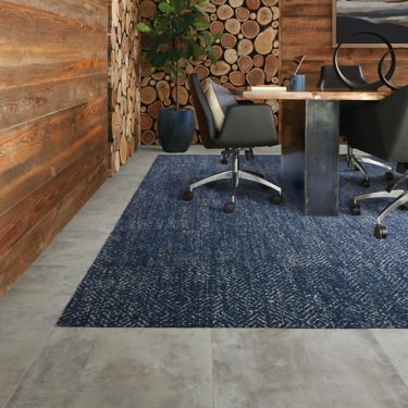 Interface Third Space 309 carpet tile with Textured Stones LVT in meeting room imagen número 1