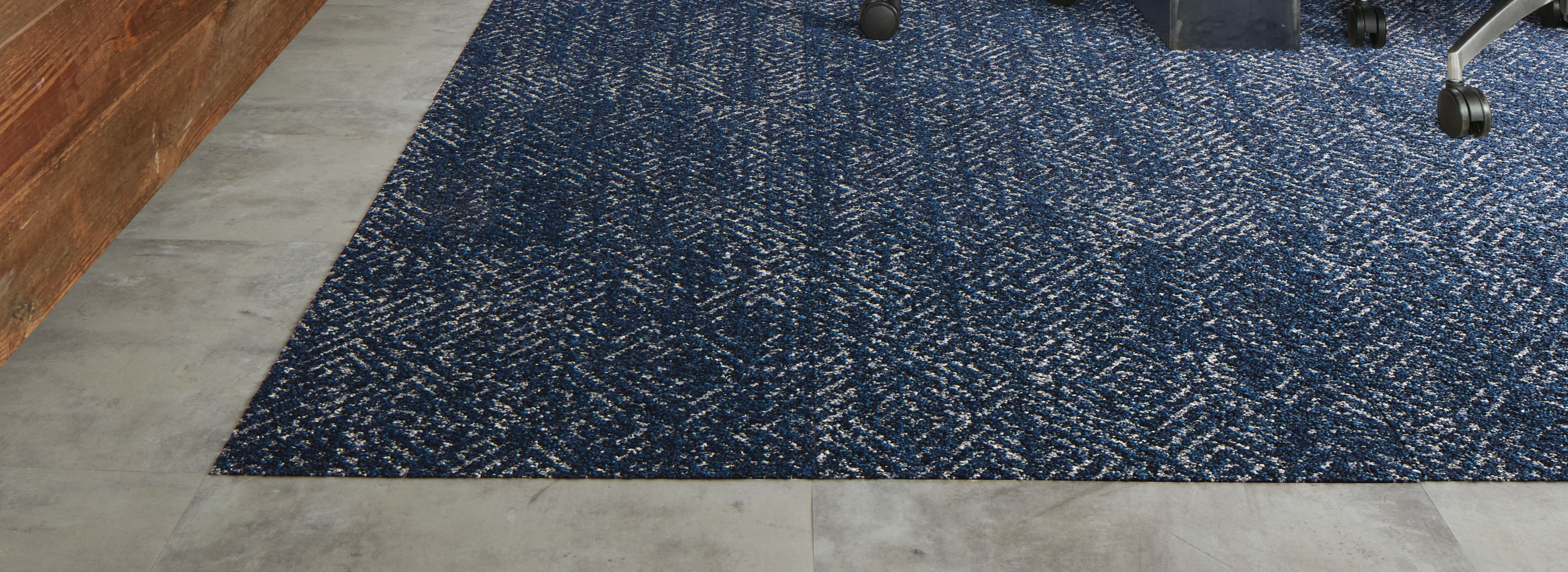 Interface Third Space 309 carpet tile with Textured Stones LVT in meeting room imagen número 1