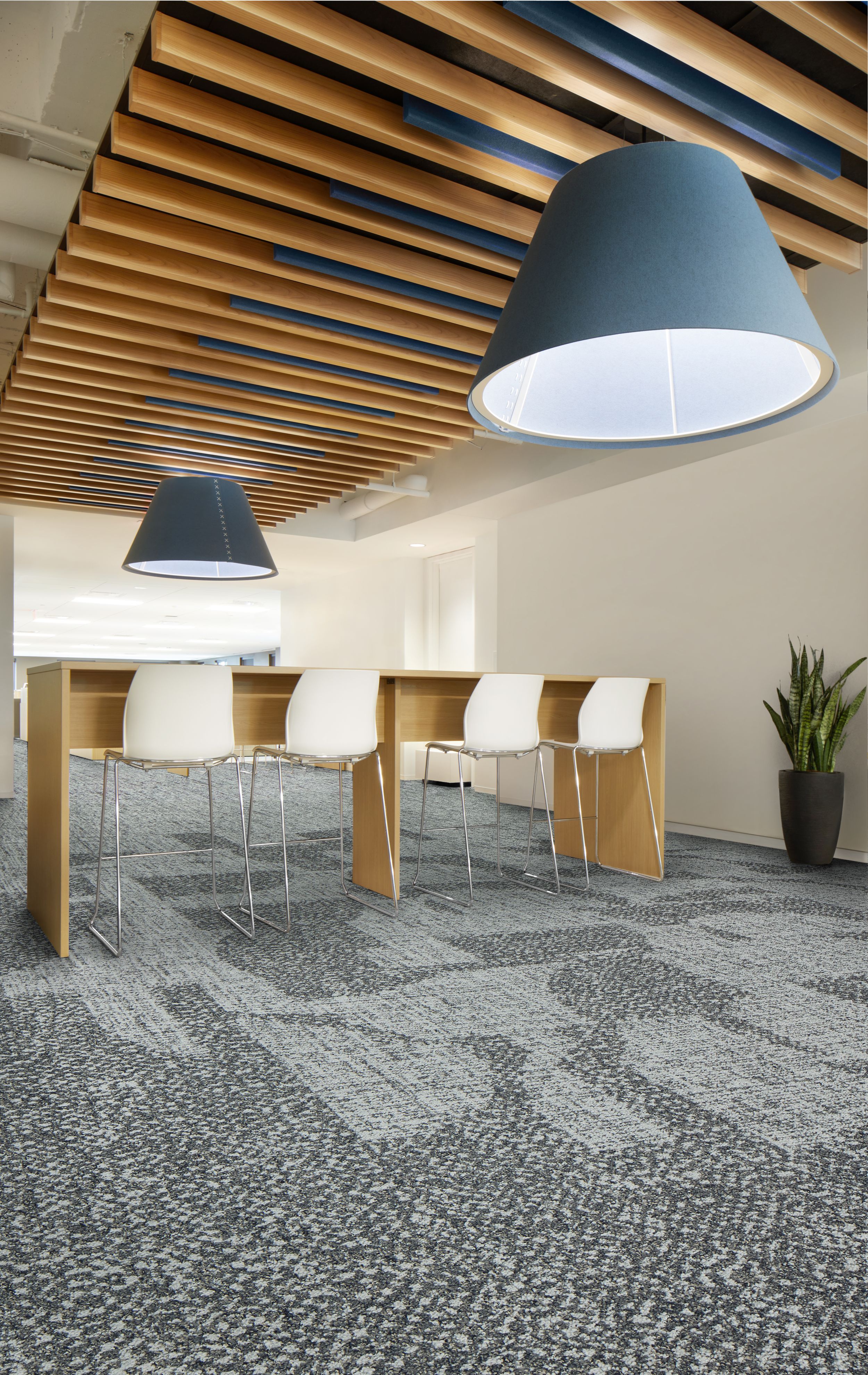 Interface Third Space 301, Third Space 302 and Third Space 303 carpet tile in meeting area with wood beam ceiling imagen número 8