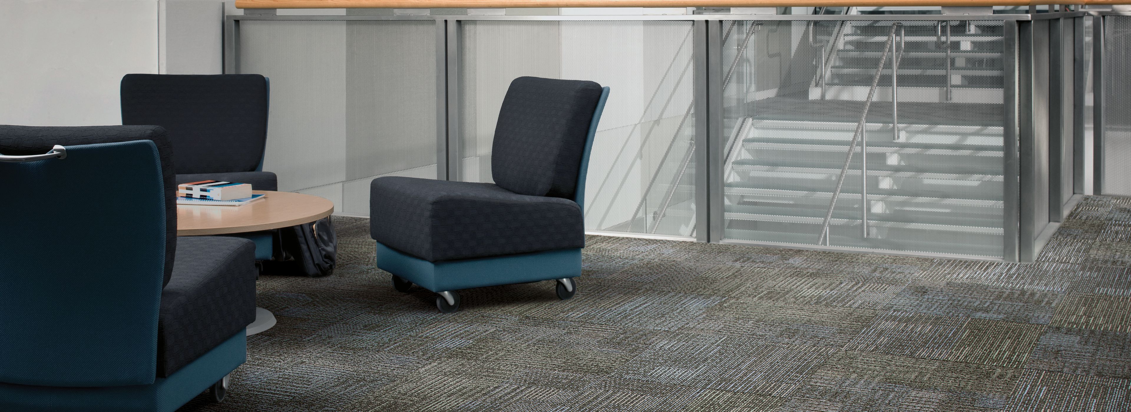 Interface To Scale carpet tile in seating area in front of stairwell numéro d’image 1
