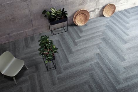 Interface Touch of Timber plank carpet tile in open area with plants and chair número de imagen 2
