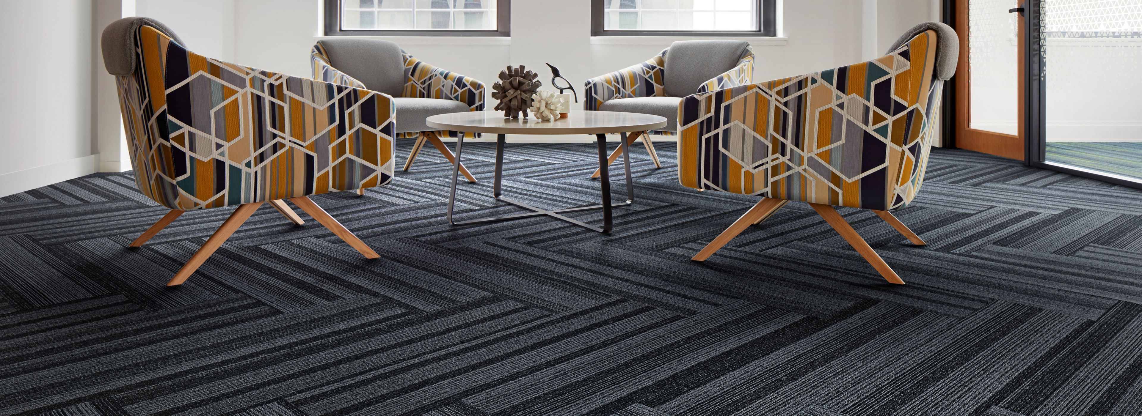 Interface Translucent carpet tile in seating area numéro d’image 1