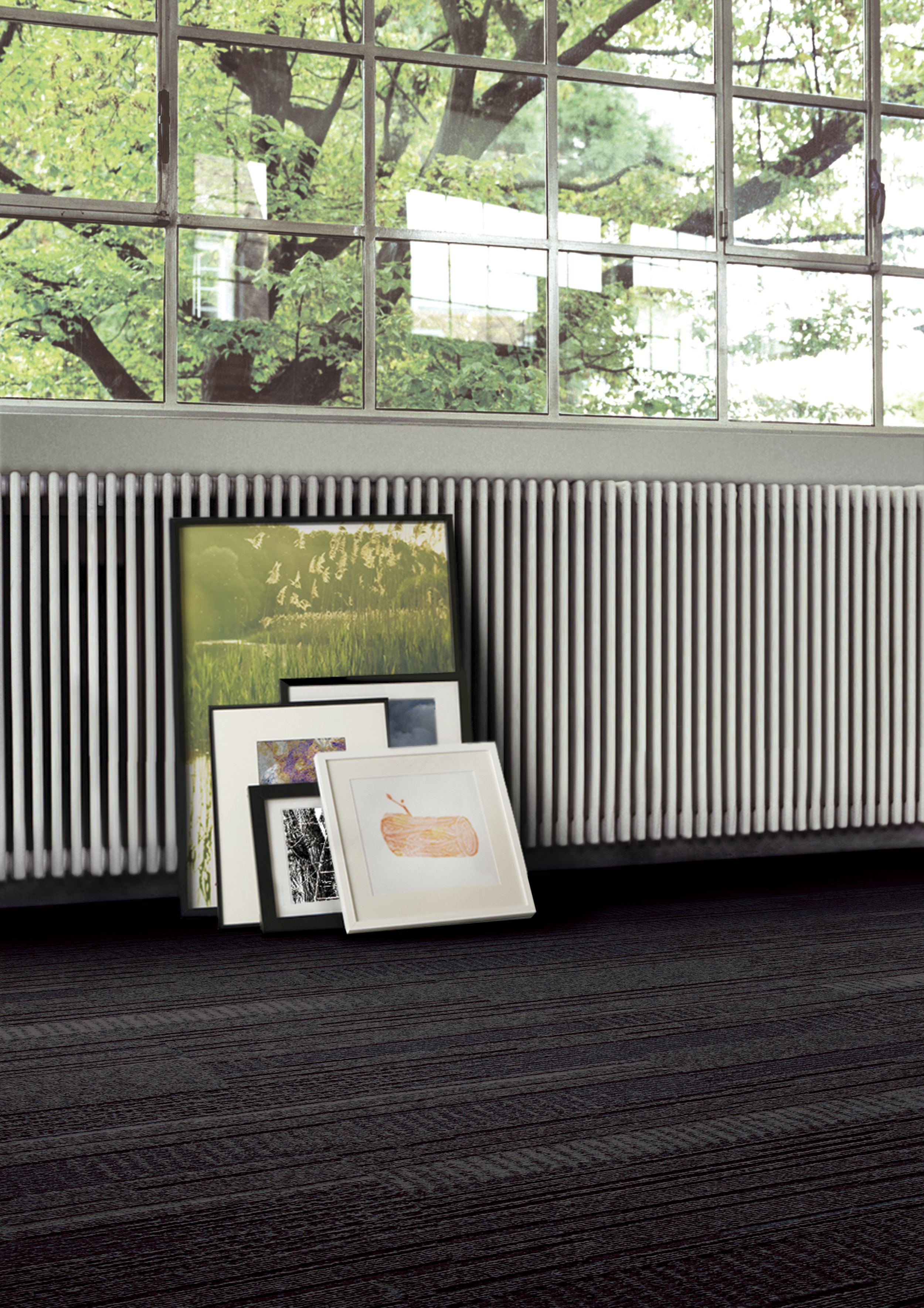 Interface Trio plank carpet tile shown with frames along the wall numéro d’image 6