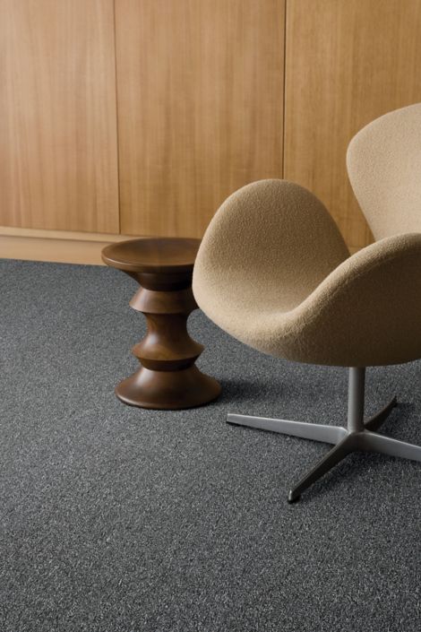 Detail of Interface Twist & Shine Micro carpet tile with Taupe chair and Eames stool imagen número 3
