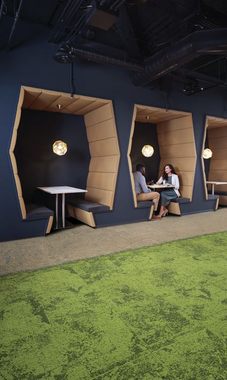 Interface UR101, UR102 and UR103 carpet tile in meeting space with booths numéro d’image 1